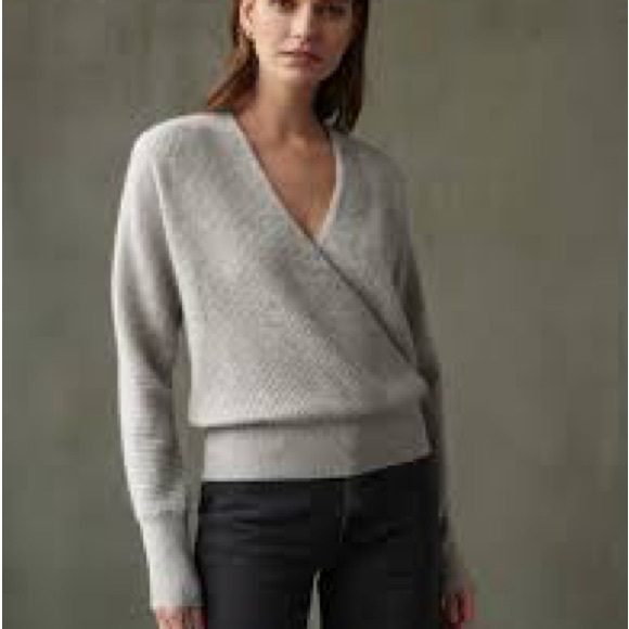 Gorgeous White + Warren EUC Cashmere Sweater - Picture 1 of 12